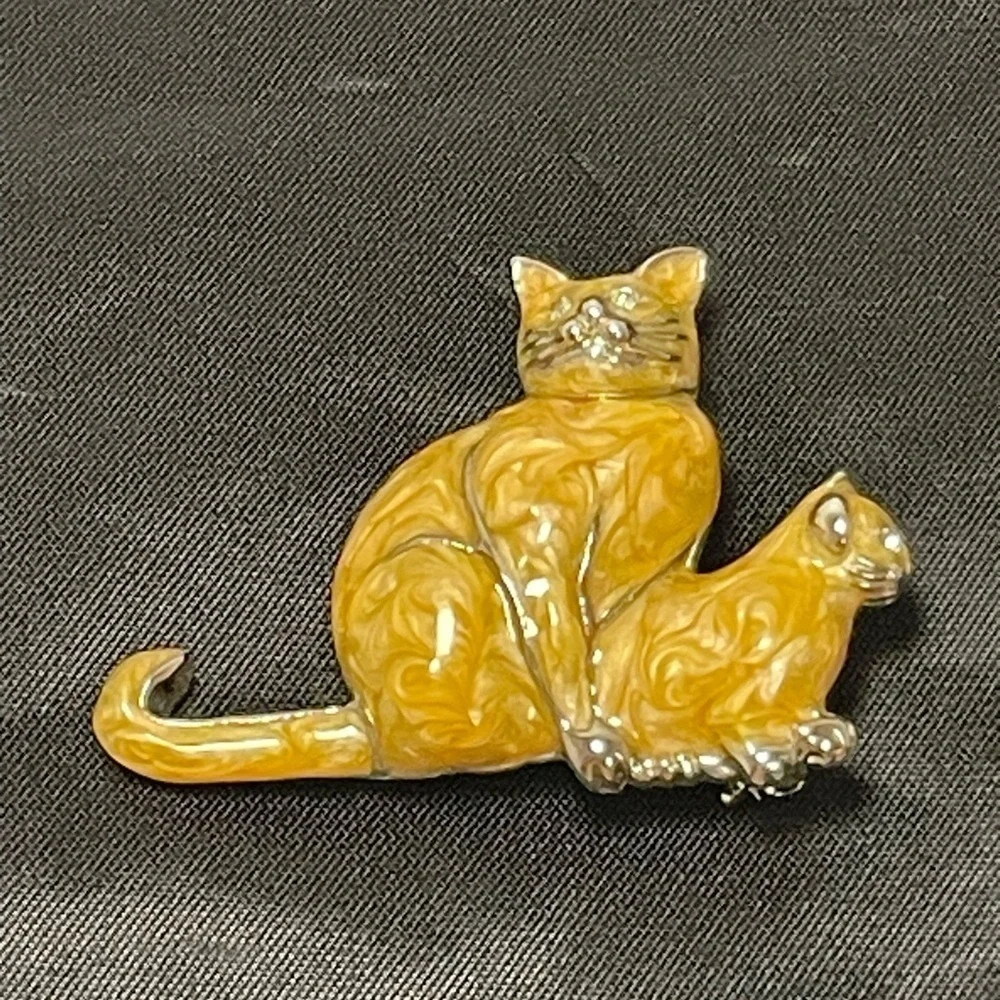 Charming cat with kitten enamel vintage brooch.